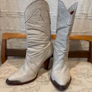 Vintage Zodiac beige leather western cowboy boots with heel Size 6.5.